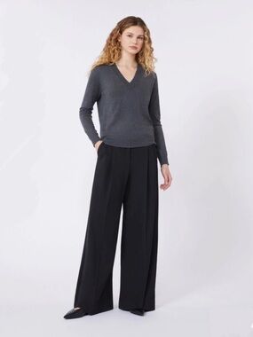 MaxMara Women’s Black Wool Wide-Leg Pleated Cuffed Trousers. Size 14